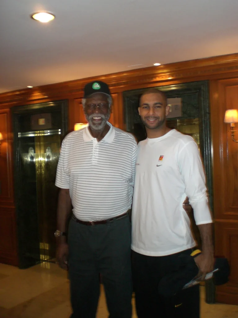 Okulaja (r.) während der EM 2007 mit Centerlegende Bill Russell, der mit den Boston Celtics unfassbare elf Meisterschaften in der NBA gewann.