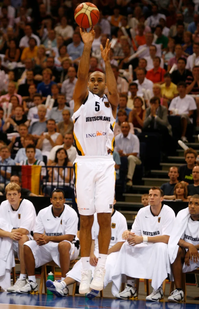 ... erklärte Okulaja im Frühjahr 2009, dass er vorerst geheilt sei. Sein Vertrag bei den Brose Baskets Bamberg wurde jedoch gekündigt - es sei zu unsicher, so der BBL-Club, ob der Spieler wieder seine alte Leistungsfähigkeit erreiche. Okulaja ist sich da sicher, er sucht einen neuen Club. In der Nationalmannschaft feierte der 2,06 Meter große Basketballer 2002 seinen gößten Erfolg, er gewann...
Foto: DBB