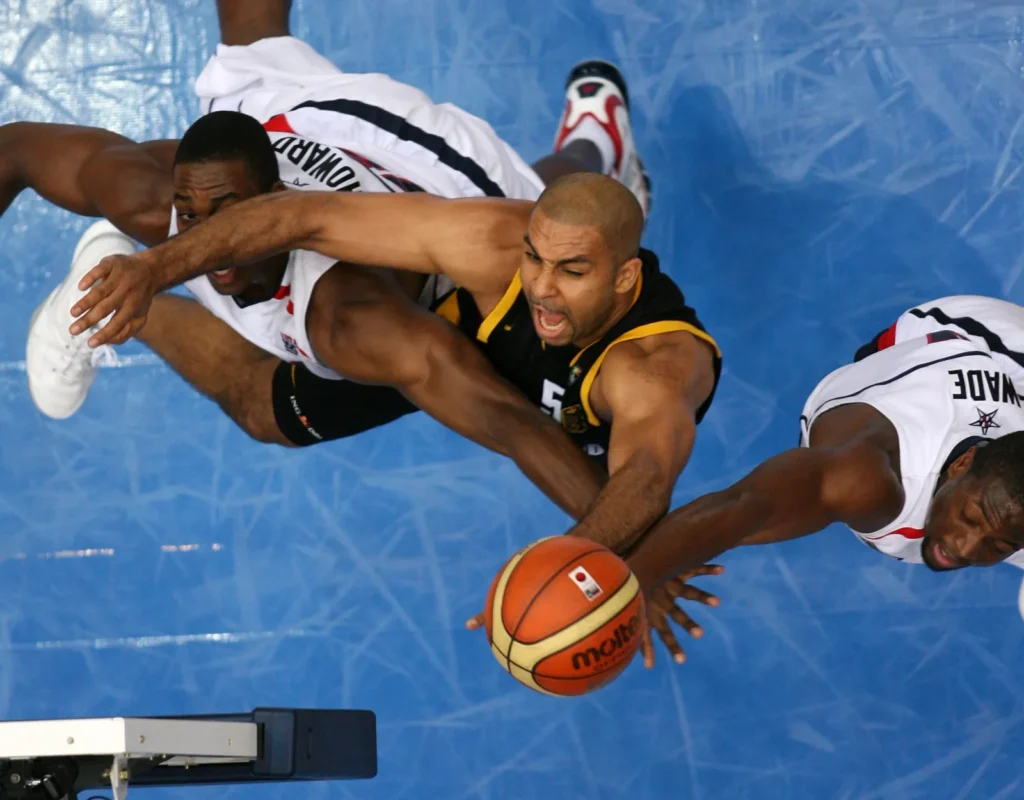 die Mannschaft scheiterte an den US-Amerikanern mit Center Dwight Howard (l.). Heute kümmert sich Okulaja um ...
Foto: DBB